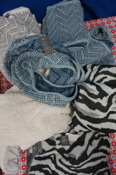 16pc-womens-vince-camuto-scarves-24762x-z-10-3.jpg